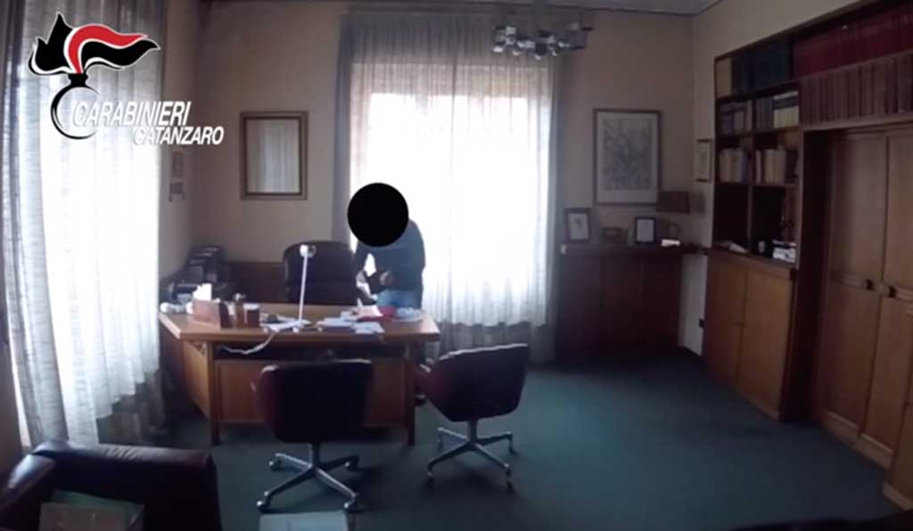 Dava lezioni di informatica ad 88enne sottraendogli denaro di nascosto, un arresto a Catanzaro - VIDEO