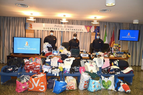 In casa con merce rubata aggrediscono carabinieri con coltello e cassetta in metallo, arrestati a Catanzaro