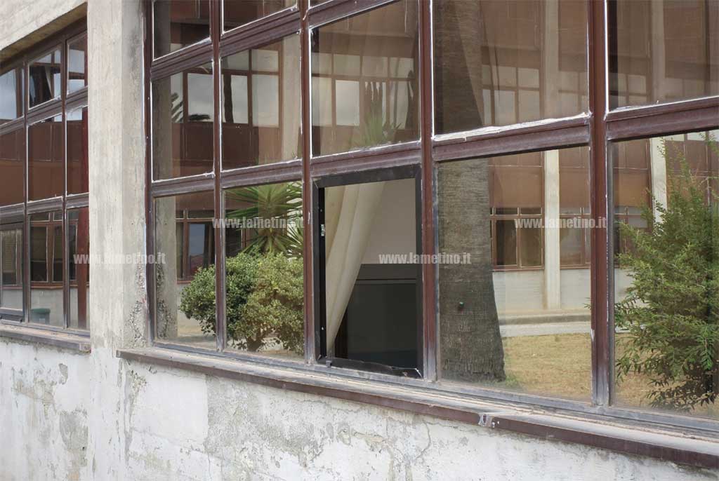 Lamezia, furto nella notte negli uffici del Comune: ignoti forzano finestra
