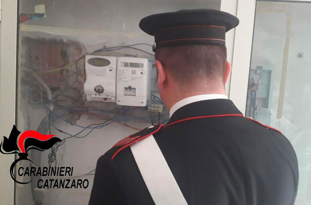 Furto di energia elettrica a Catanzaro, un caseificio e un intero immobile alimentati abusivamente: un arresto e 2 denunce