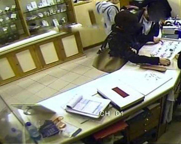 Donne rubano in gioielleria a Serra San Bruno, bottino di 80 mila euro 