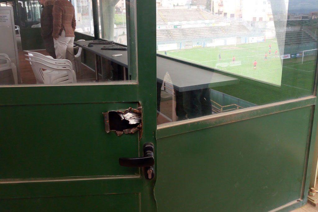 Lamezia, furto di monitor e danneggiamento allo stadio D’Ippolito