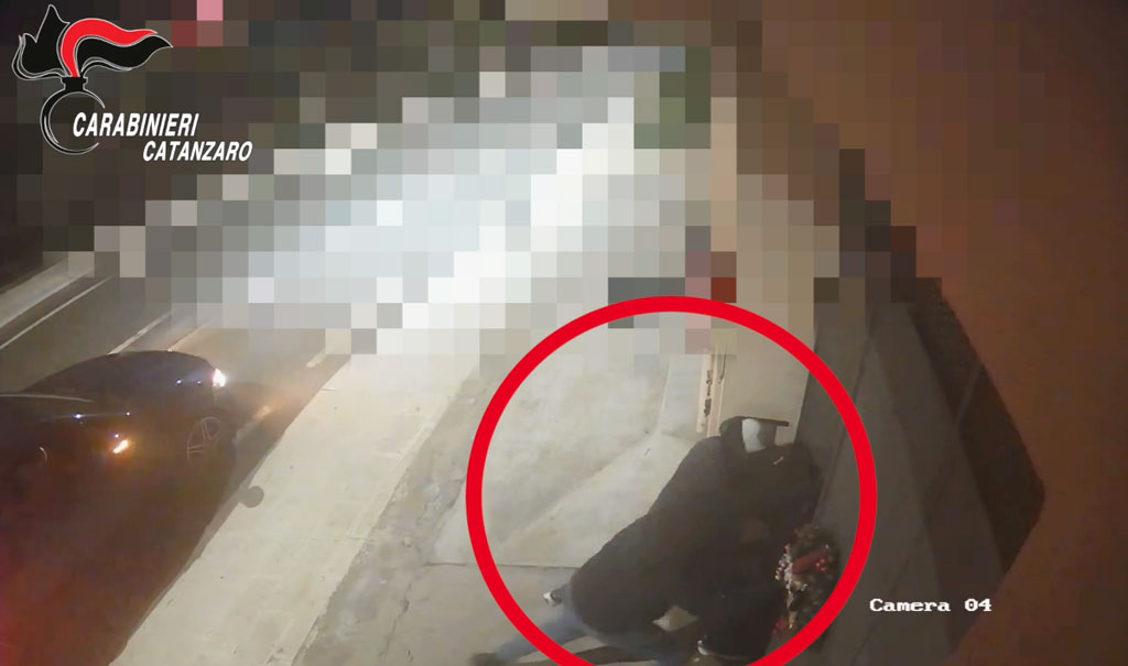 Furti in abitazione nel Lametino: arrestato 33enne, in fuga quattro presunti complici - Video