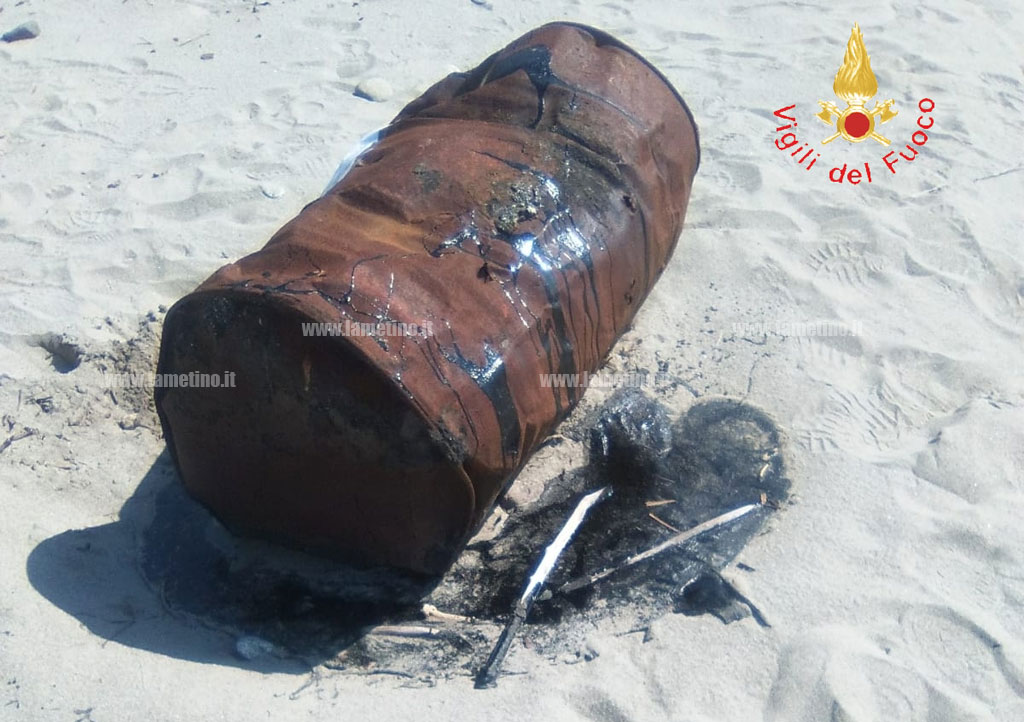 Fusti sospetti trovati in spiaggia nel catanzarese