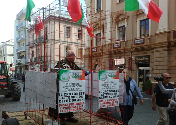 Presidente Movimento 'Vita' chiuso in una gabbia protesta per SS 106
