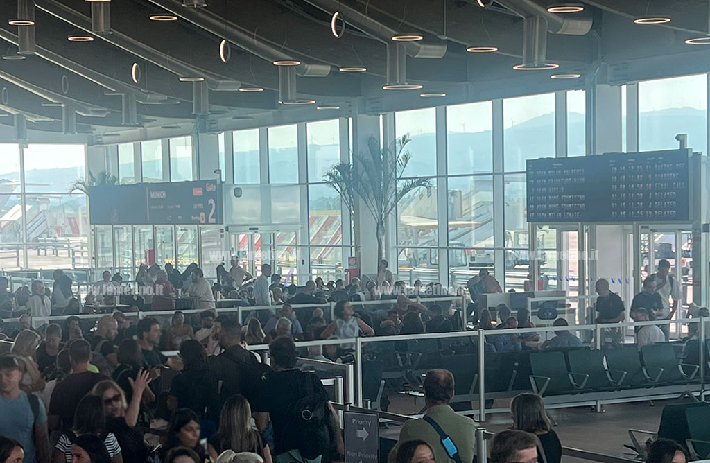 gate-aeroporto-lamezia-passeggeri_08429.jpg