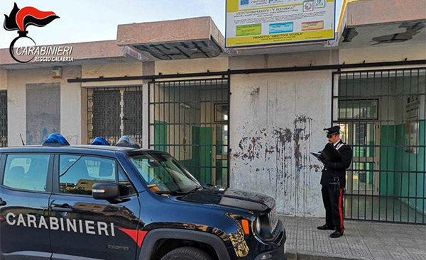 Gattino ucciso a bastonate in scuola a Gioia Tauro, deferito il bidello