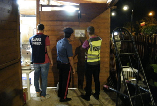 Sequestrati gazebo abusivi in stabilimento balneare del reggino