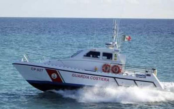 Natante rischia di affondare, soccorsi cinque diportisti 