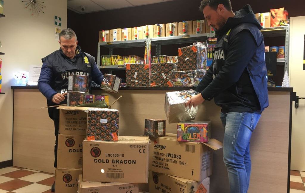 Guardia di finanza Cosenza sequestra 10 quintali di fuochi pirotecnici illegali, 10 denunce 