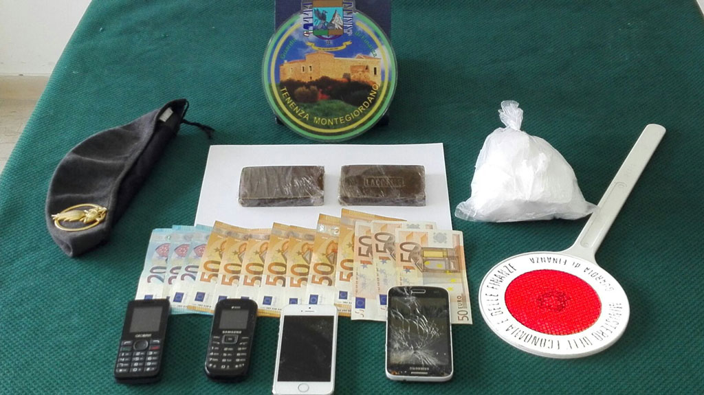Viaggiavano con 2 panetti di hashish, due arresti nel cosentino