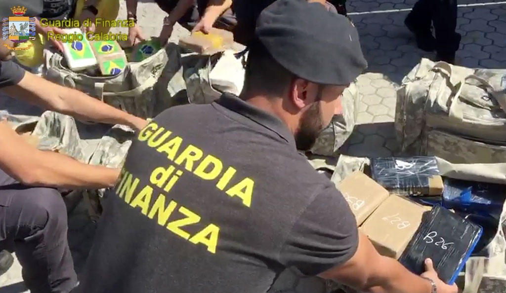 Sequestrati 308 kg di cocaina purissima nel porto di Gioia Tauro nascosti tra fogli di plastica e rulli - VIDEO