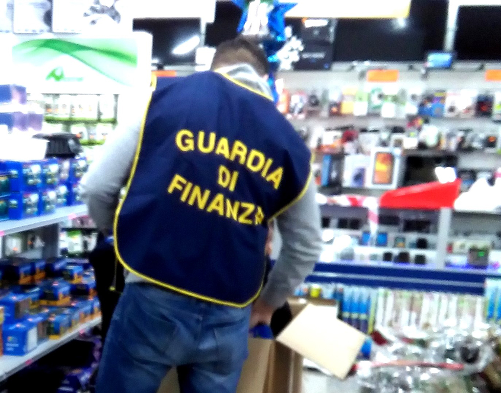 Primi sequestri di addobbi natalizi a Cosenza, GdF sequestra circa 150 mila prodotti insicuri