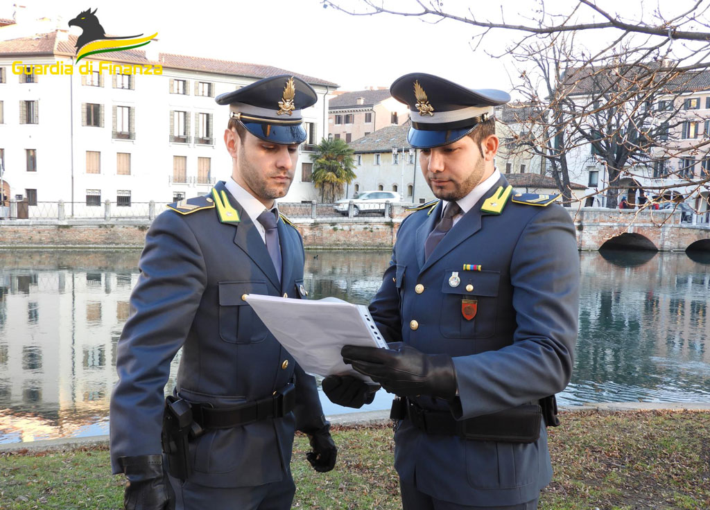 Sequestrate oltre 8mila bottiglie di vodka contraffatte, erano state vendute anche in Calabria