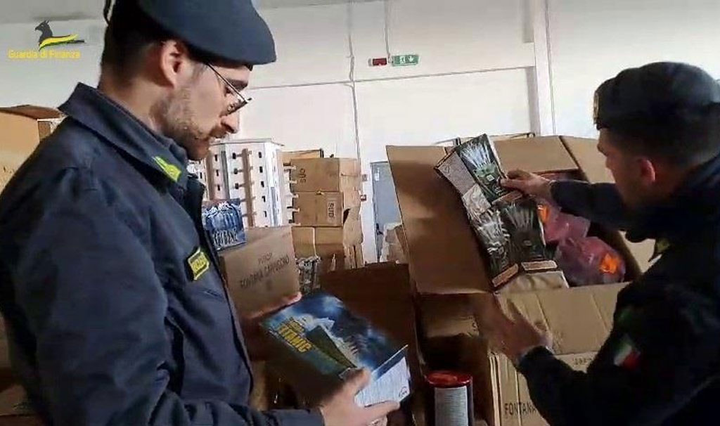 Finanza sequestra 330mila fuochi d’artificio: denunciato rappresentante legale di una società che li deteneva illegalmente a Satriano