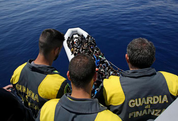 A Reggio Calabria nave Gdf con 62 migranti a bordo