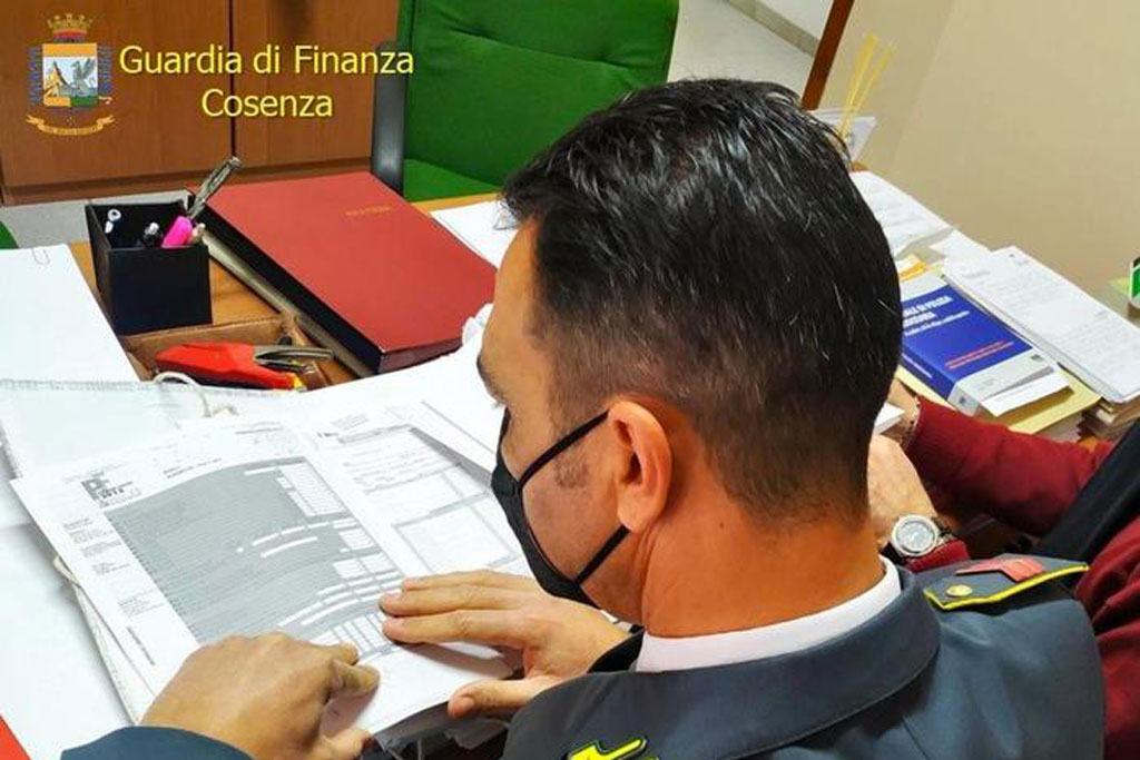 Vendeva auto di lusso importate, evasi 2 milioni di euro: denunciato titolare concessionaria nel Cosentino