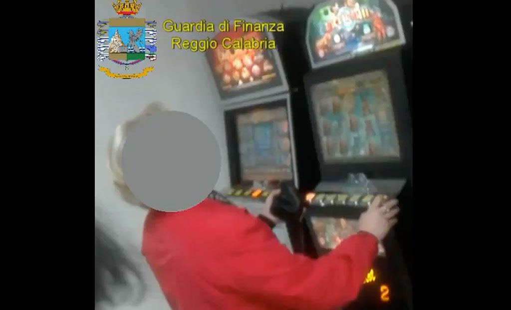Giocavano alle slot e facevano la spesa in orario di lavoro, 13 misure cautelari per assenteismo all'Asp di Reggio - VIDEO