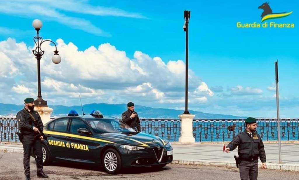 Giovane reggino trovato con stupefacenti, sequestrati oltre due chilogrammi di droghe e denaro contante
