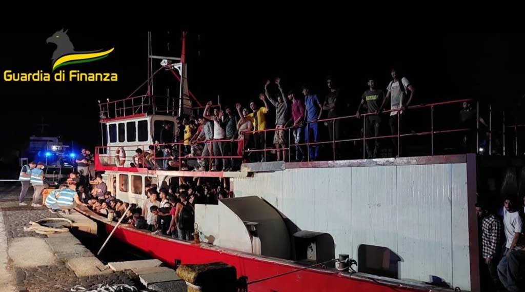 Guardia di finanza intercetta peschereccio con 252 migranti a bordo verso costa calabrese: individuati presunti trafficanti
