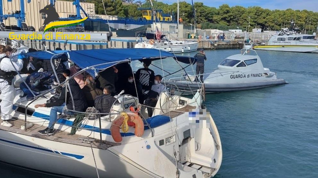 Intercettata imbarcazione a vela con a bordo 82 migranti vicino costa Ionica reggina