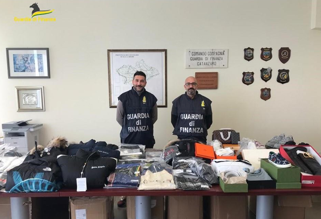 Contraffazione, vendeva sui social capi d'abbigliamento di note griffe: una denuncia e sequestri a Catanzaro