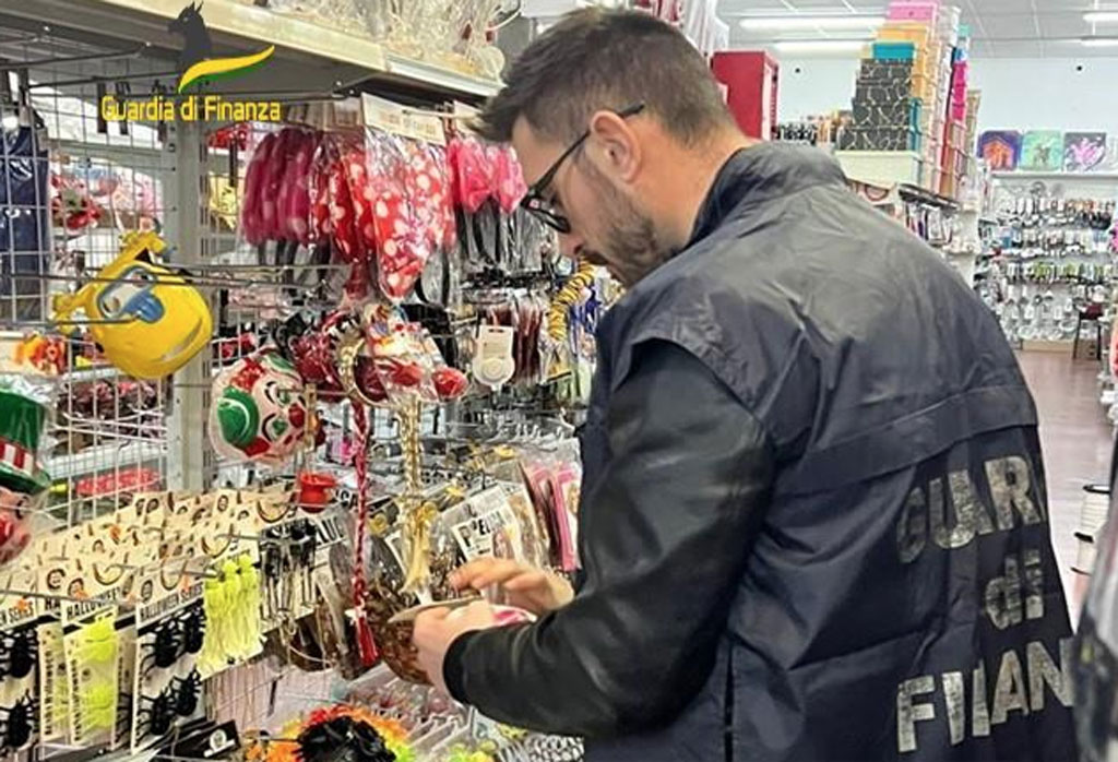 Finanza Crotone sequestra oltre 320.000 prodotti per la festività di “Carnevale” non sicuri