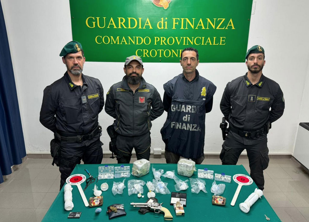 Contrasto ai traffici illeciti, sequestrati stupefacenti e arma illegalmente detenuta: 2 arresti nel Crotonese