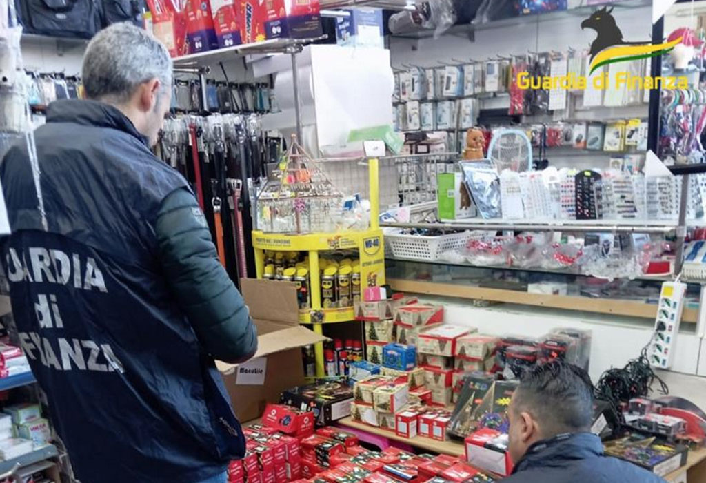 Gdf Cosenza sequestra 80mila luci decorative e addobbi natalizi non sicuri