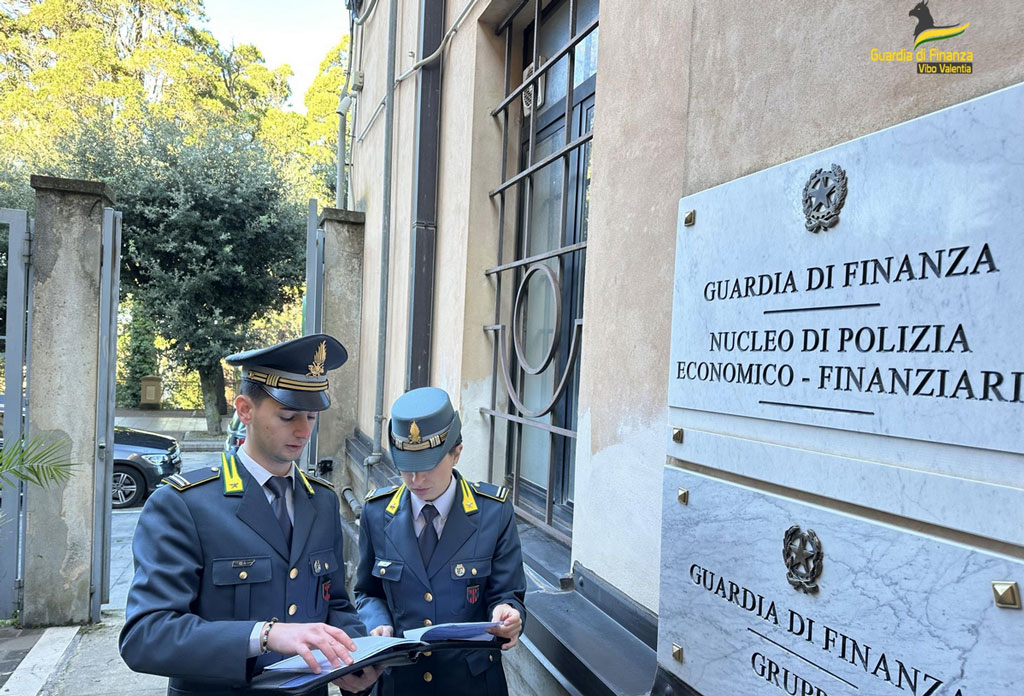 Percepivano tangenti per liquidazione indennizzi su infortuni e malattie, Finanza esegue misure cautelari contro 3 pubblici ufficiali nel Vibonese