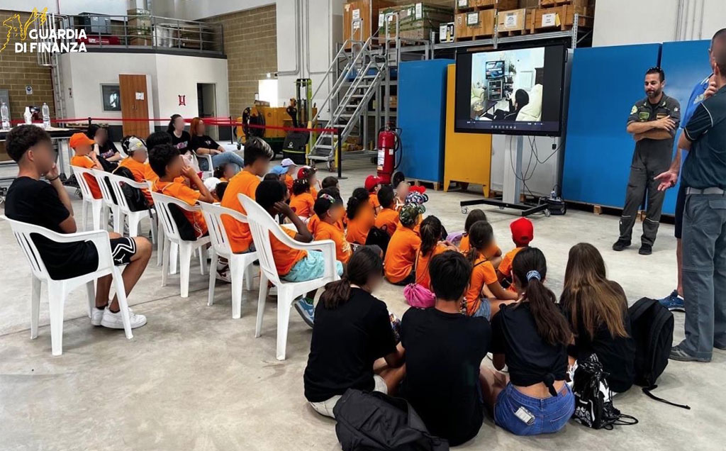Lamezia, i bambini dell'ASD GSS Sport in visita alla Sezione Aerea della Guardia di Finanza