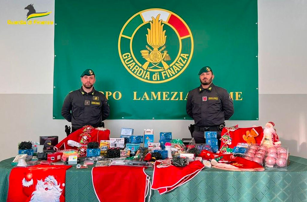 Lamezia, addobbi natalizi e altri prodotti non sicuri messi in vendita: sequestri e sanzioni per 20 attività commerciali