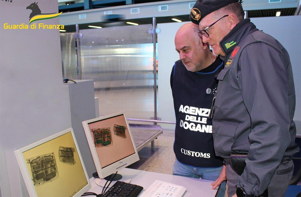 Lamezia, all'aeroporto sequestrati oltre 2,2 milioni di euro in contanti e sanzionate 63 persone: il bilancio di Finanza e Agenzia delle dogane