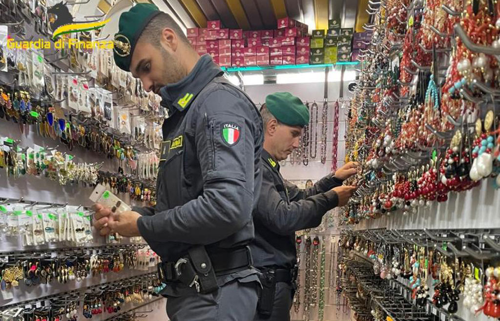 Prodotti non sicuri e dannosi per la salute, finanzieri sequestrano oltre 63mila articoli anche a Lamezia