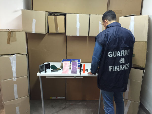 Sequestrati mezzo milione di prodotti cinesi a Cosenza, denunciato imprenditore