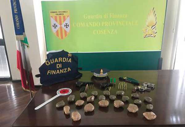 Scoperto da Gdf deposito di armi e droga a Cosenza, un arresto