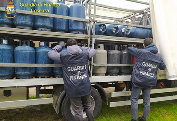 Truffe, sequestrati 7000 chili di gpl e 2000 bombole a Cosenza