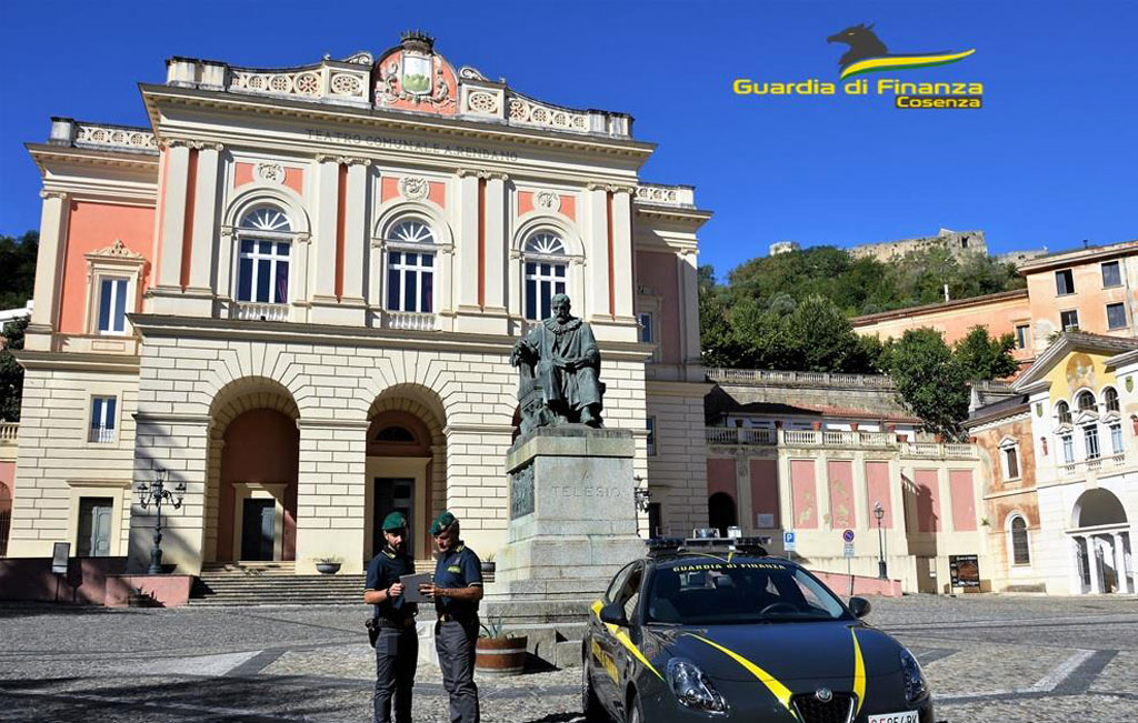 Smartphone e non libro con "Carta del Docente", denunciato imprenditore cosentino e sequestri per 135.000 euro