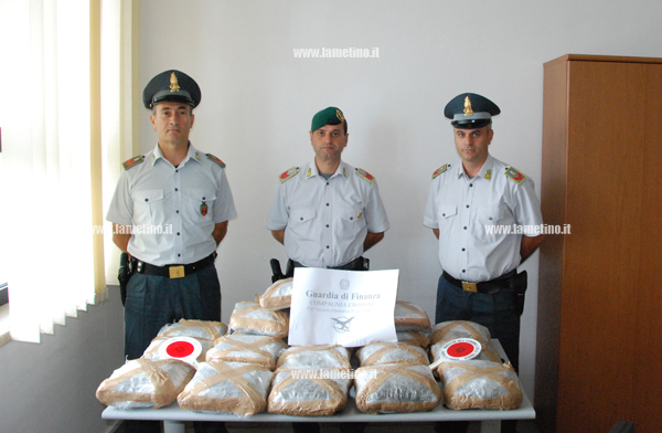gdf-crotone-droga-spiaggia-2.jpg