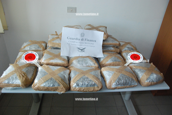 gdf-crotone-droga-spiaggia.jpg