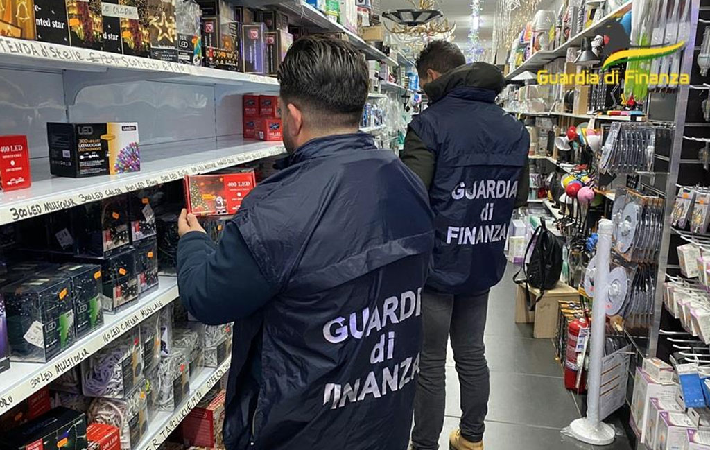 Finanza sequestra nel Cosentino 281mila prodotti natalizi non sicuri 