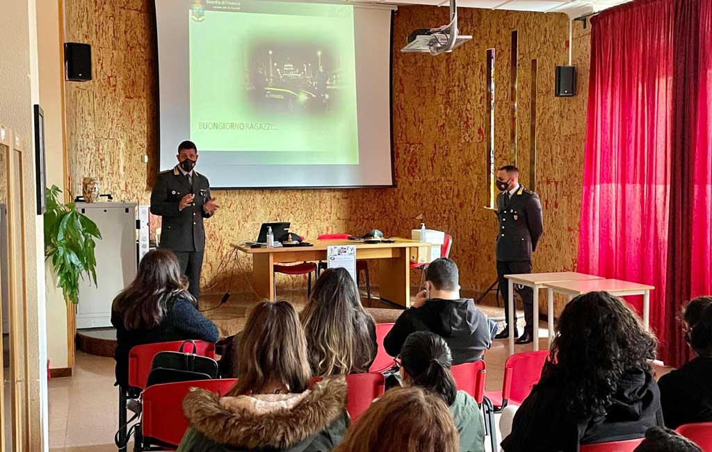 Workshop sulla lotta alla contraffazione: guardia di finanza Catanzaro incontra studenti dell'istituto tecnico teconologico "Bruno Chimirri"