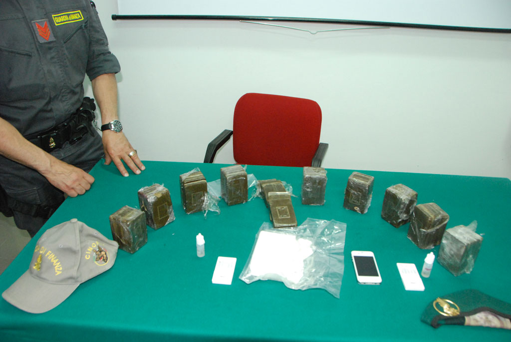 Gdf sequestra 5 kg hashish e mezzo chilo cocaina a Crotone, un arresto