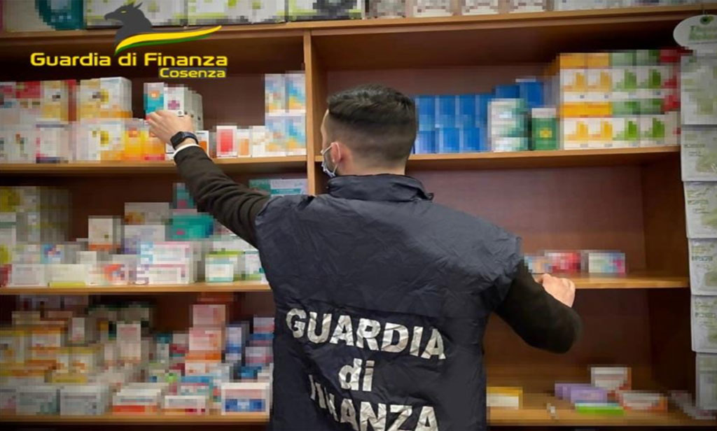 Gdf sequestra parafarmacia abusiva e oltre 1.500 confezioni di farmaci nel Cosentino