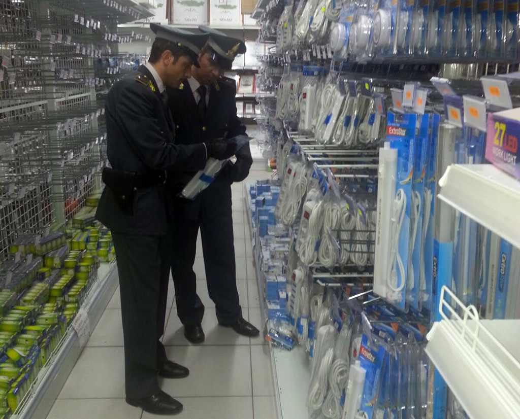 Maxi sequestro di prodotti contraffatti e non sicuri a Gioia Tauro
