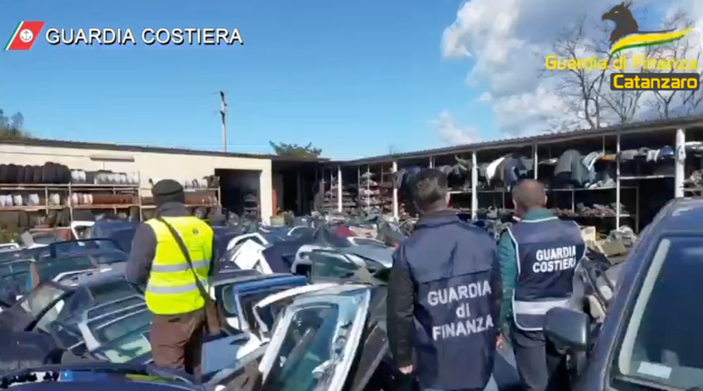 Lamezia, sequestrato centro di rottamazione veicoli senza autorizzazioni: trovate tonnellate di rifiuti pericolosi, 4 denunce - VIDEO