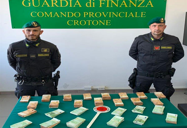 Operazione “Soldi rosso sangue”, Gdf sequestra 360mila euro in contanti a San Leonardo di Cutro