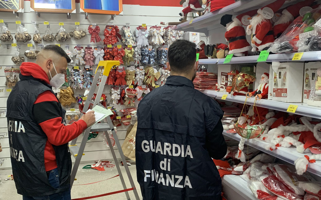 Lamezia, controlli della Guardia di Finanza: sequestrati oltre 17.000 articoli natalizi in quattro negozi