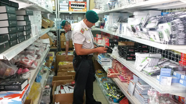 gdf-lamezia-prodotti-contraffatti-denunciato-cinese.jpg