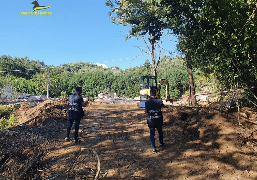Eseguivano lavori senza autorizzazione, guardia finanza Lamezia sequestra area sottoposta a vincolo idrogeologico